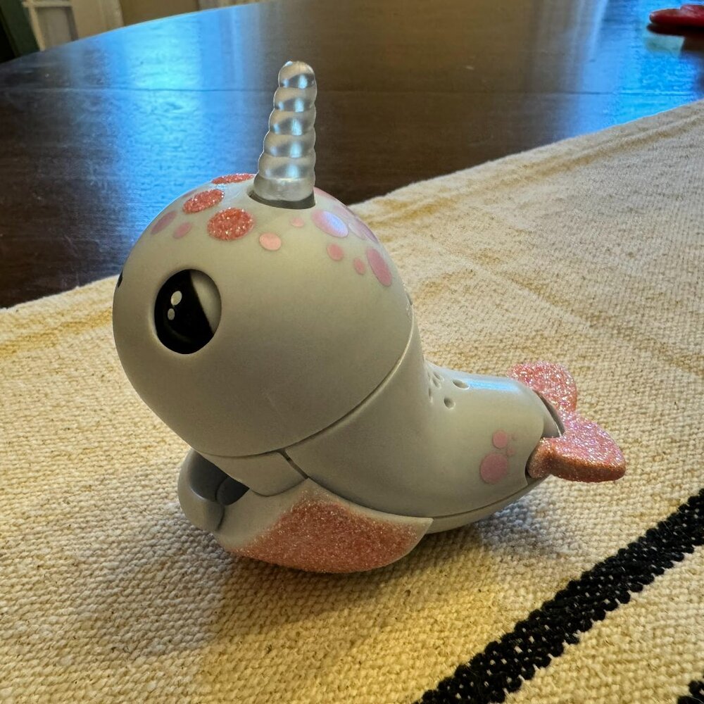Fingerlings Baby Narwhal NORI - Light Up Horn Interactive Toy WowWee